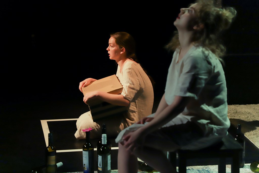 zupanov-GLEJ-DEKLICI-ODER-39.jpg zupanov-GLEJ-DEKLICI-ODER-39.jpg