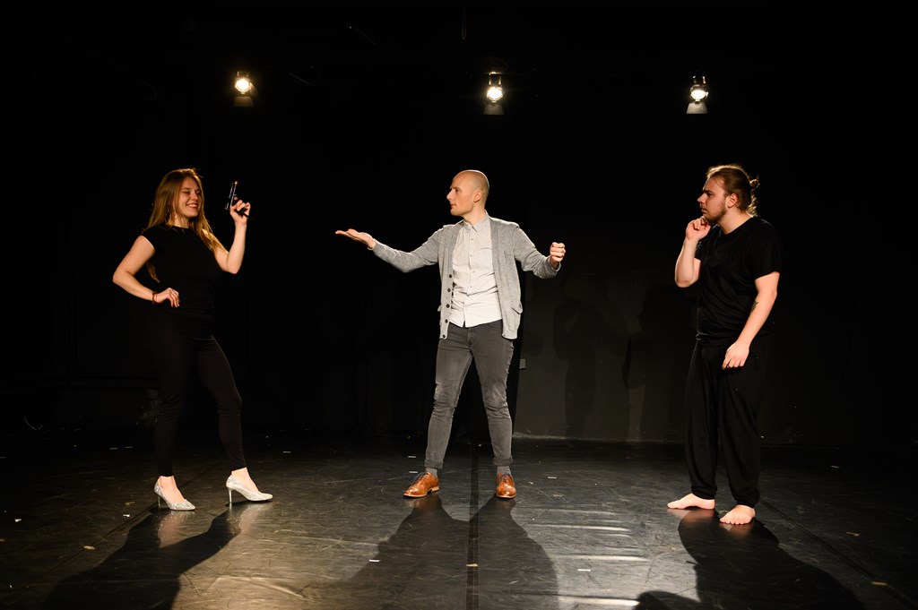 Gregor_Salobir_GT22_MOMENT_Studenteater_o_vojni_soci-11.jpg