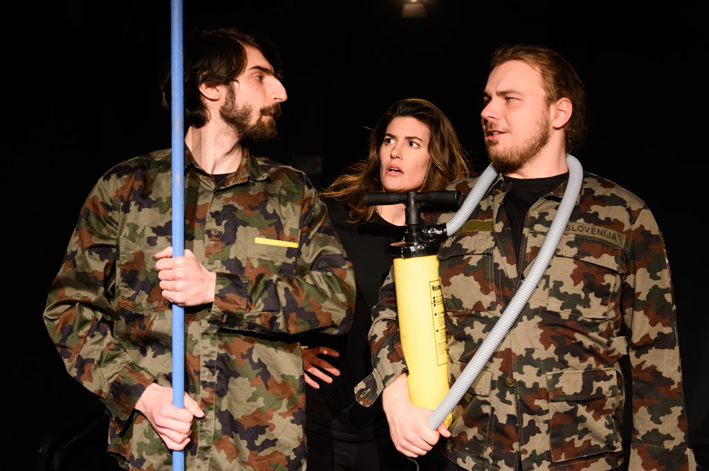 Gregor_Salobir_GT22_MOMENT_Studenteater_o_vojni_soci-20.jpg