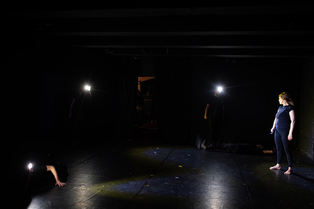 Gregor_Salobir_GT22_MOMENT_Studenteater_o_vojni_soci-39.jpg