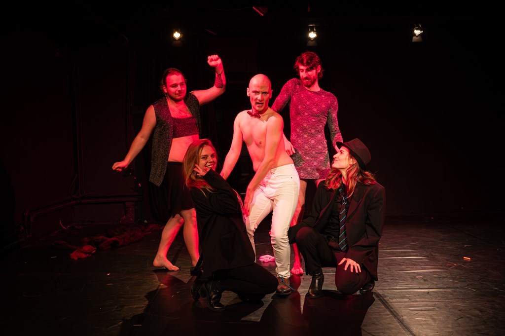 Gregor_Salobir_GT22_MOMENT_Studenteater_o_vojni_soci-51.jpg